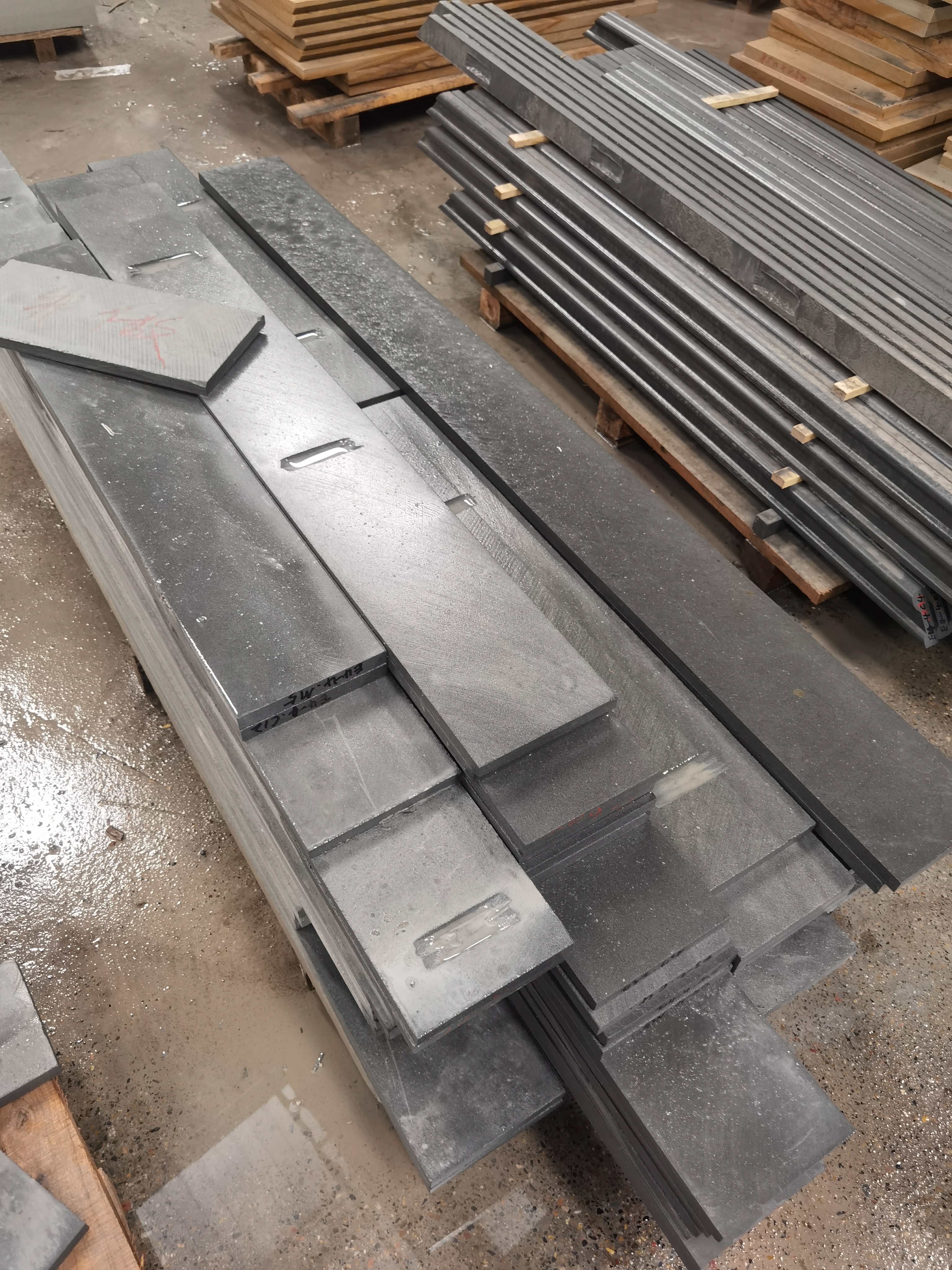 使用米黃砂巖的伯明翰市政廳  2023年初，匯豐砂巖就接到英國(guó)伯明翰的新淺黑砂巖訂單，現(xiàn)正在緊張和生產(chǎn)中，第一批新淺黑砂巖砂巖產(chǎn)品已生產(chǎn)完成，正在清洗包裝，準(zhǔn)備發(fā)貨。  新淺黑砂巖砂巖細(xì)膩，硬度較高，可以做火燒面、荔枝面、亞光面等多種加工面，廣泛的應(yīng)用于園林景觀、市政工程、歐式別墅、仿古建筑等。  匯豐砂巖是西南地區(qū)大型砂巖生產(chǎn)基地，從事砂巖礦山開(kāi)采、精加工、進(jìn)出口貿(mào)易已有二十余年，全球大型的砂巖工程案例上千個(gè)，比如近年來(lái)非常出名華為松山湖工程案例、貴州華為數(shù)據(jù)中心等。今年自貢本地的春風(fēng)桃源黑砂巖工程案例等