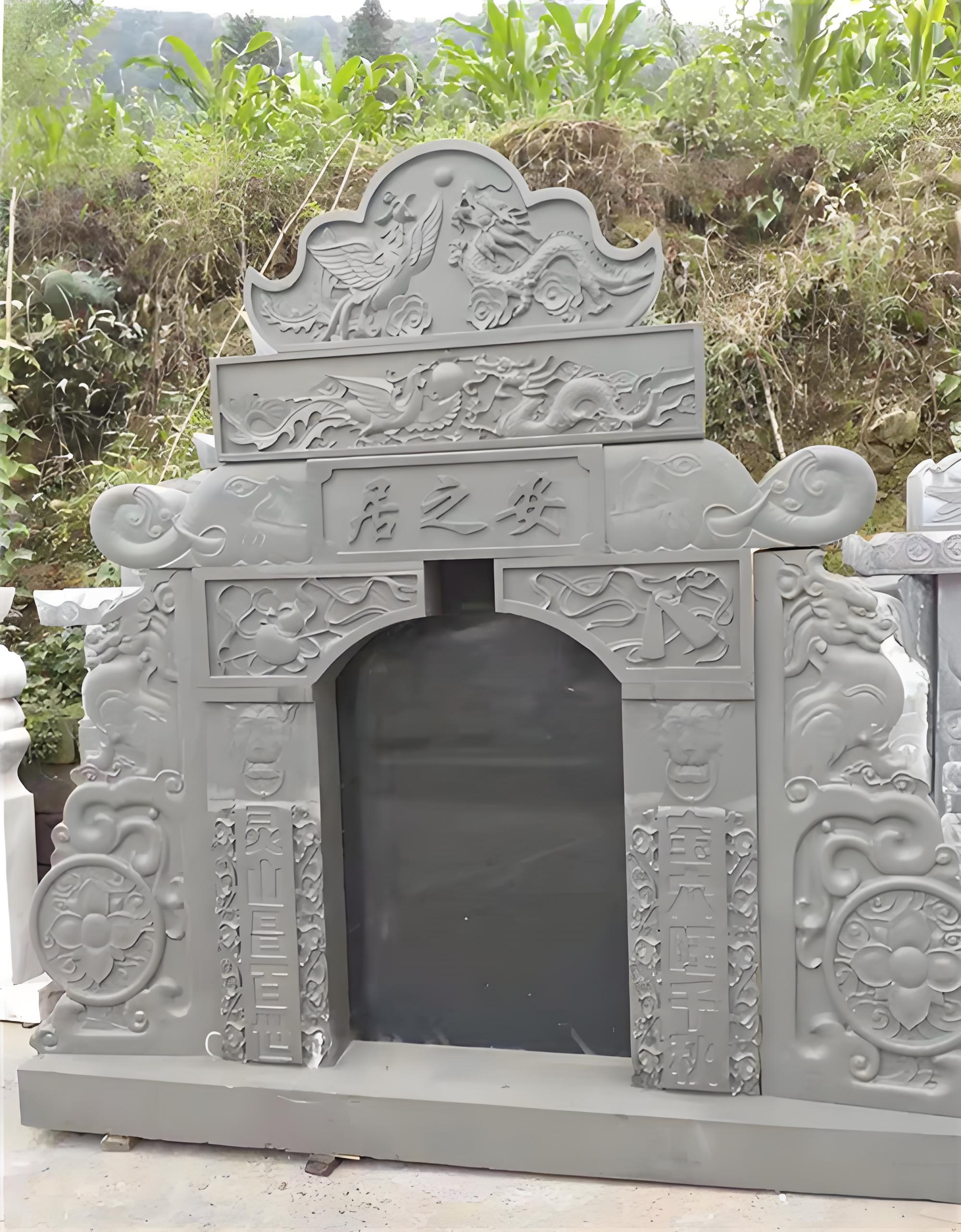 青石墓碑作為古代墓葬文化中的重要組成部分，承載著豐富的歷史背景和深刻的意義。在古代社會中，青石墓碑起著記錄和紀(jì)念的作用，不僅承載著逝者的姓名、生平經(jīng)歷和家世，還反映了當(dāng)時(shí)社會的文化、宗教、價(jià)值觀念等方面。青石墓碑的存在不僅是對逝者的尊重與懷念，也是對歷史的延續(xù)和對后人的啟示。