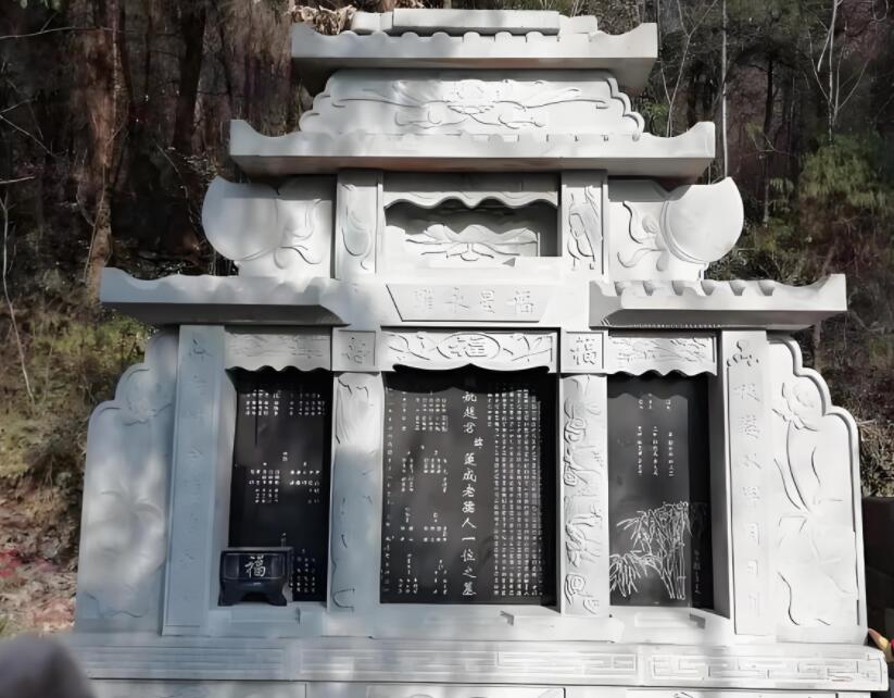 青石墓碑作為古代墓葬文化中的重要組成部分，承載著豐富的歷史背景和深刻的意義。在古代社會中，青石墓碑起著記錄和紀(jì)念的作用，不僅承載著逝者的姓名、生平經(jīng)歷和家世，還反映了當(dāng)時(shí)社會的文化、宗教、價(jià)值觀念等方面。青石墓碑的存在不僅是對逝者的尊重與懷念，也是對歷史的延續(xù)和對后人的啟示。