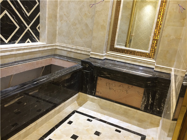 銀白龍做成的浴缸和洗面臺。