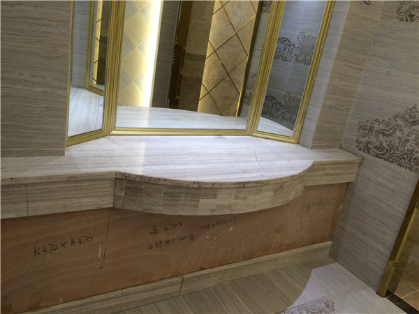 在洗漱間使用白木紋，彰顯干凈、整潔。