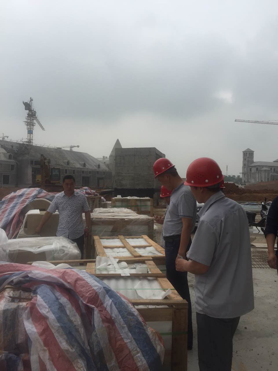 匯豐石業(yè)陽總在華為松山湖砂巖項目現(xiàn)場