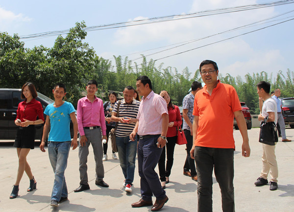 來賓到匯豐石業(yè)砂巖廠參觀