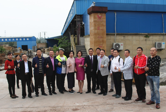 牛商們合影留戀