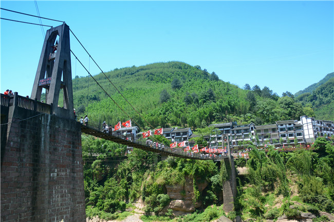 渡赤水，匯豐石業(yè)集體游