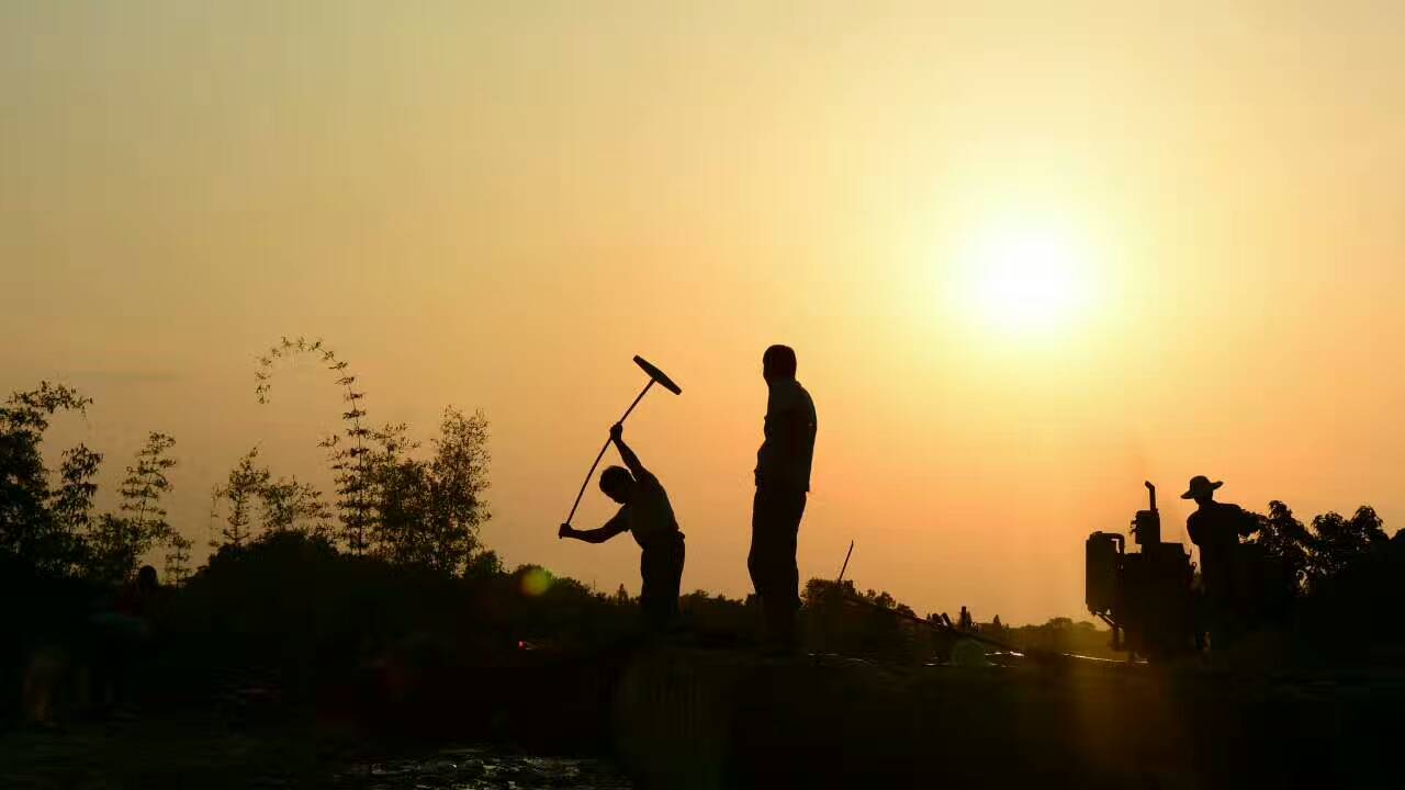 CCTV《牛商論道》欄目組在砂巖礦山進(jìn)行拍攝