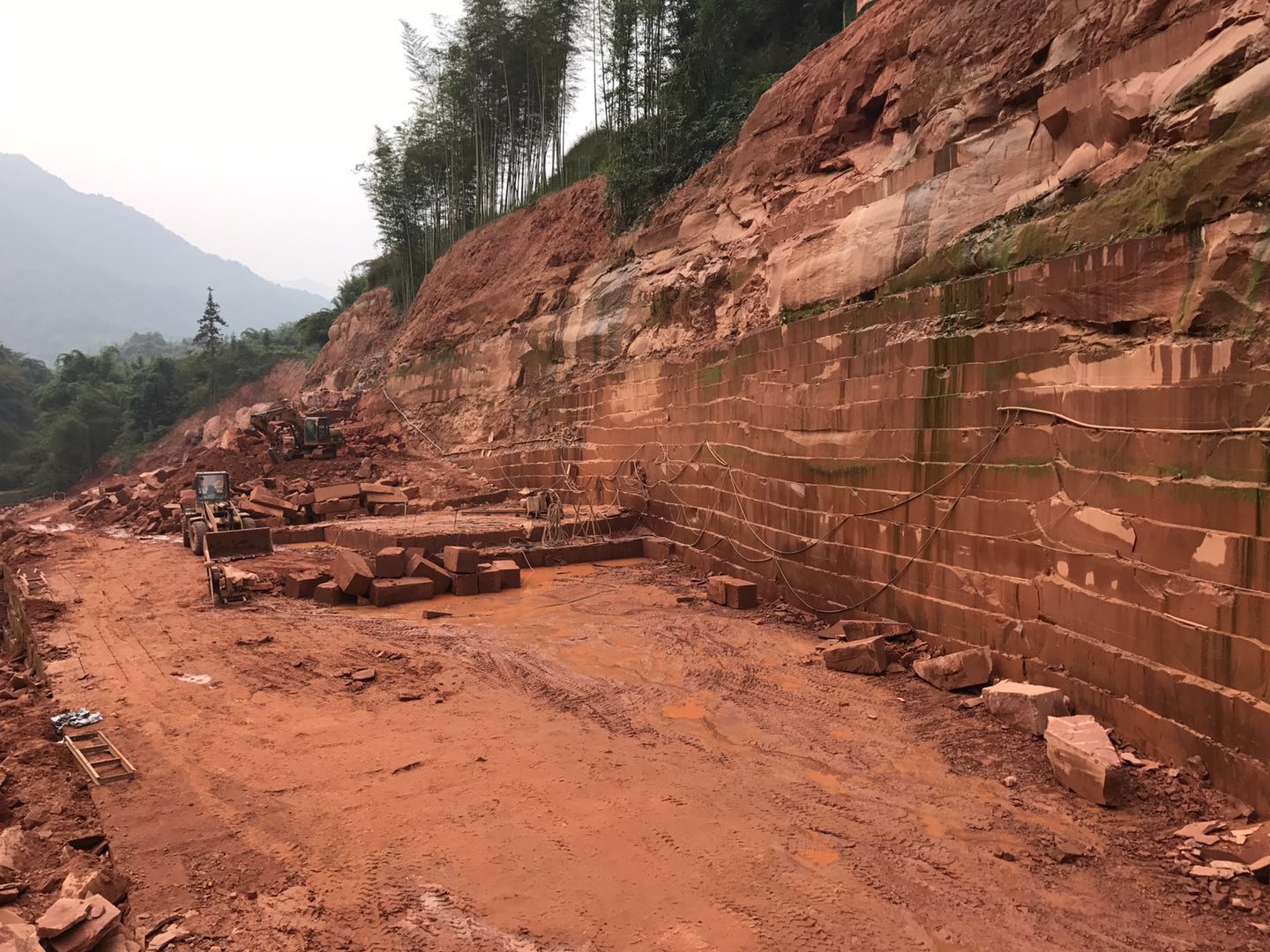 匯豐石業(yè)紅砂巖礦山