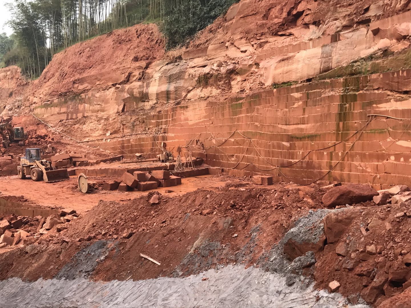 匯豐石業(yè)紅砂巖礦山