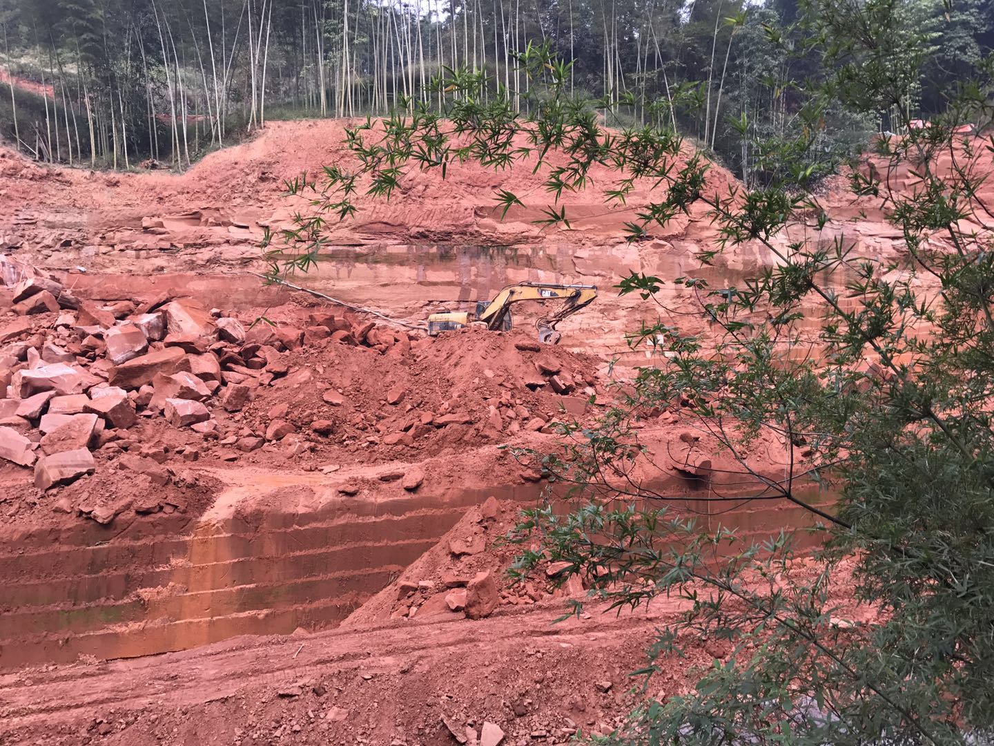 匯豐石業(yè)紅砂巖礦山