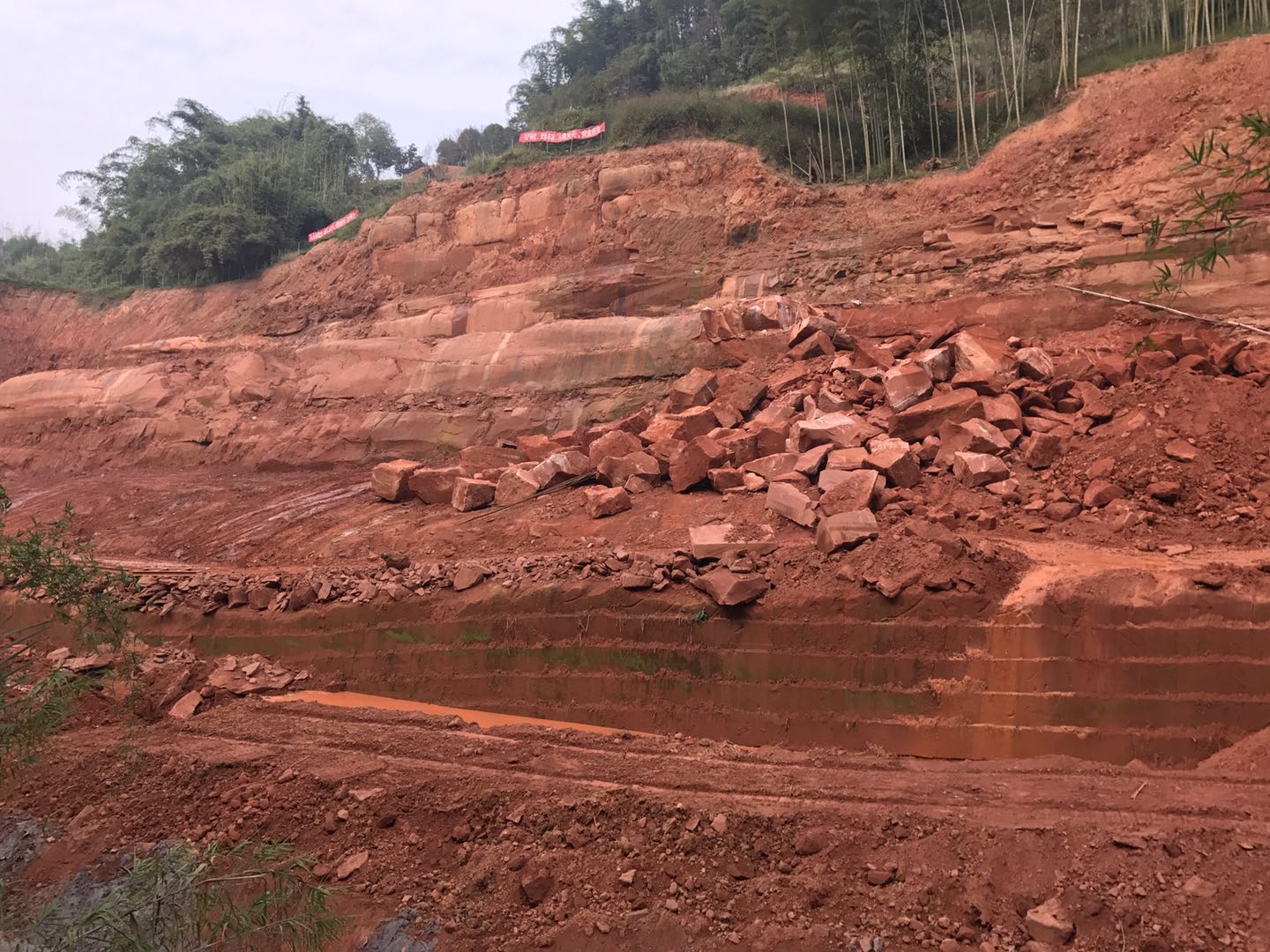 匯豐石業(yè)紅砂巖礦山