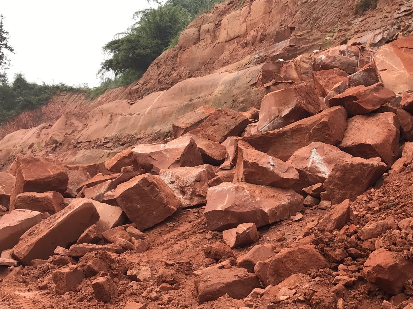 匯豐石業(yè)紅砂巖礦山