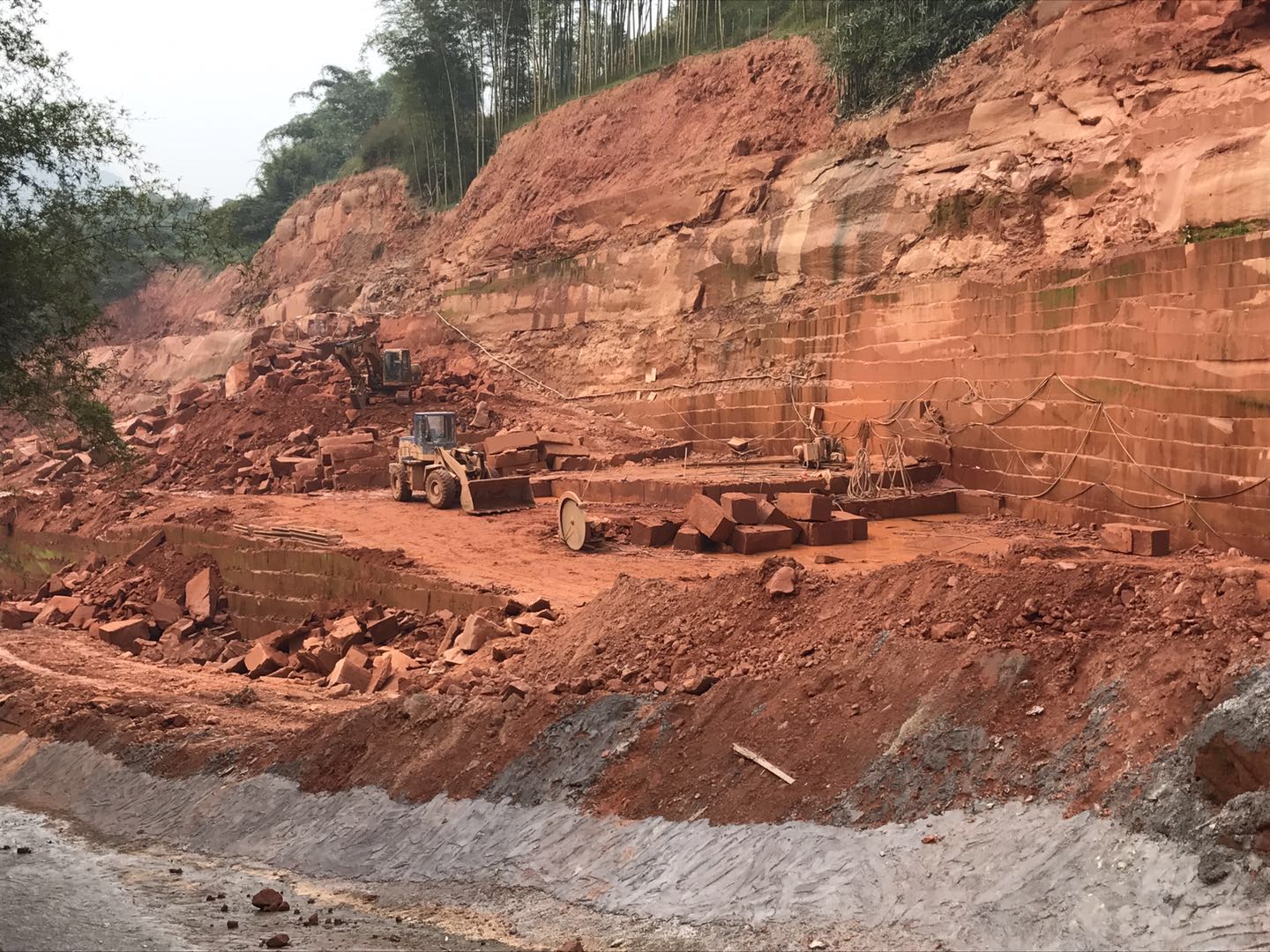 匯豐石業(yè)紅砂巖礦山