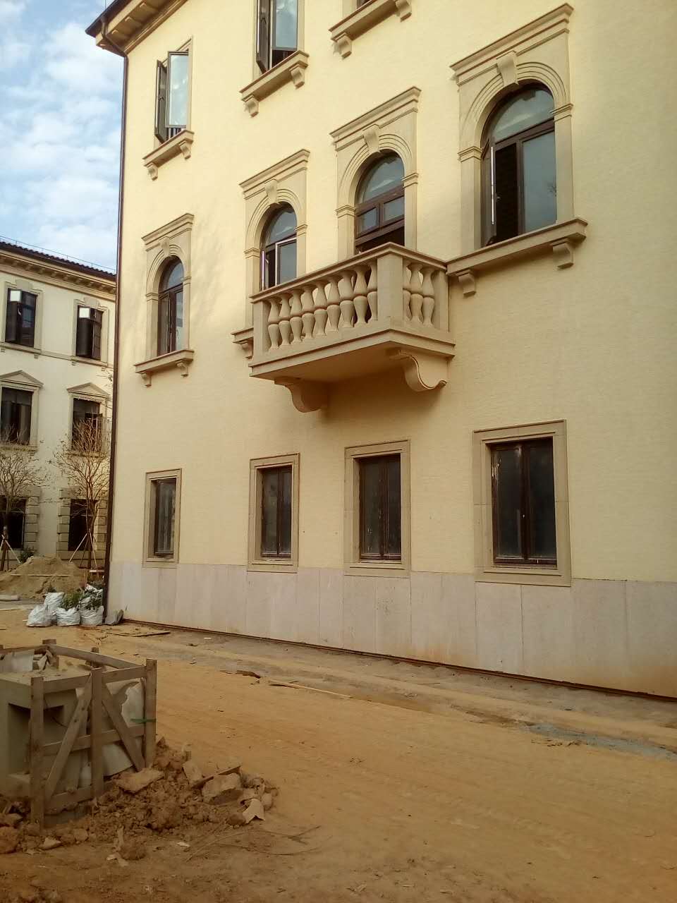 華為東莞松山湖研發(fā)中心項(xiàng)目砂巖實(shí)拍