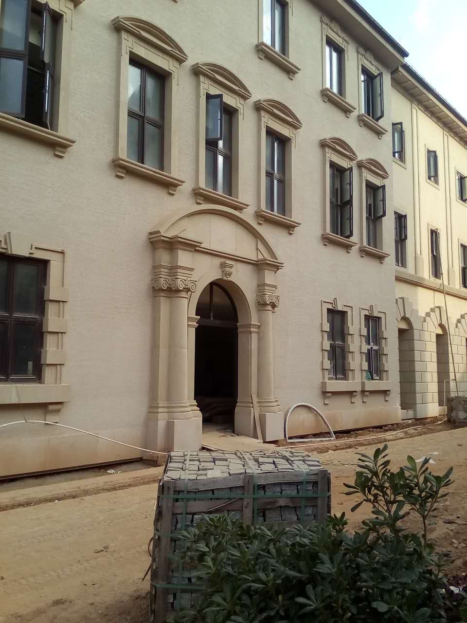 華為東莞松山湖研發(fā)中心項(xiàng)目砂巖實(shí)拍