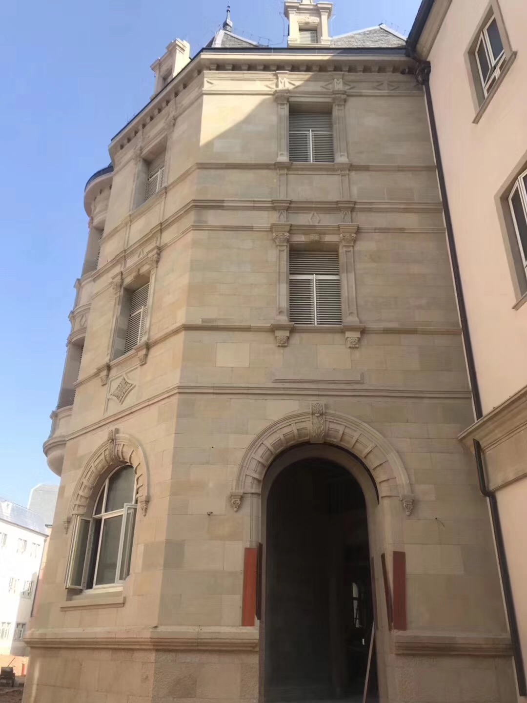 華為松山湖項(xiàng)目米黃砂巖