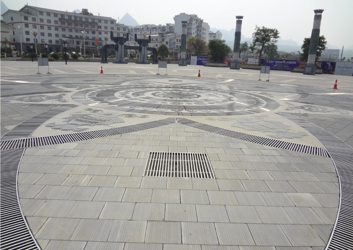 青石鋪設(shè)廣場地面