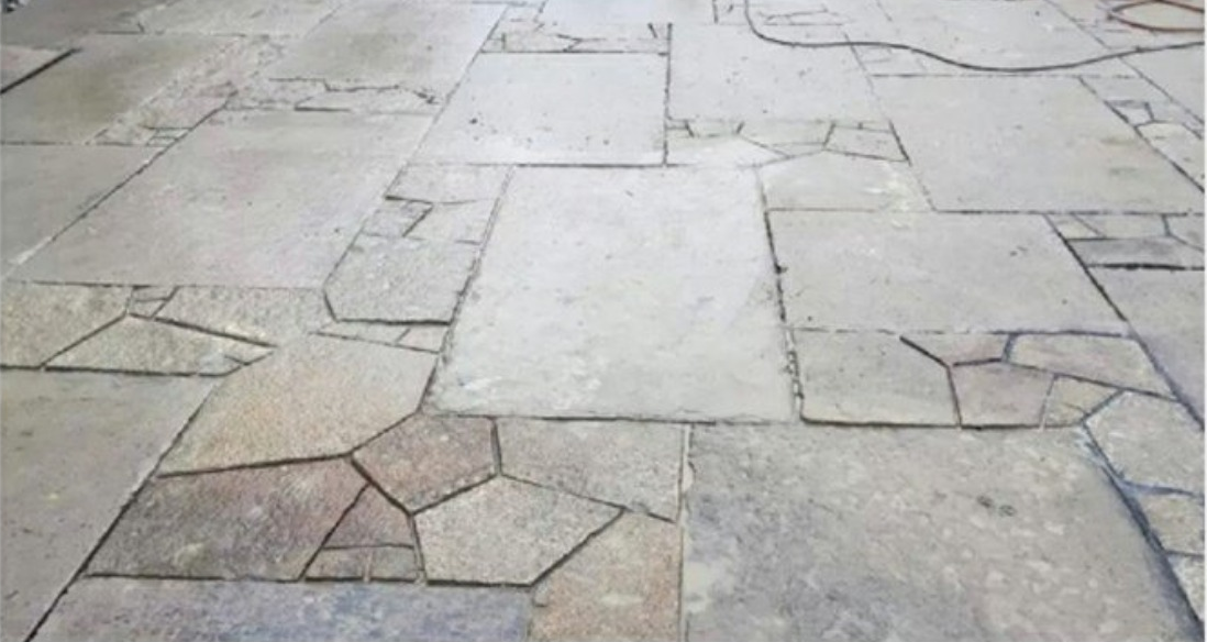 青石鋪設(shè)地面