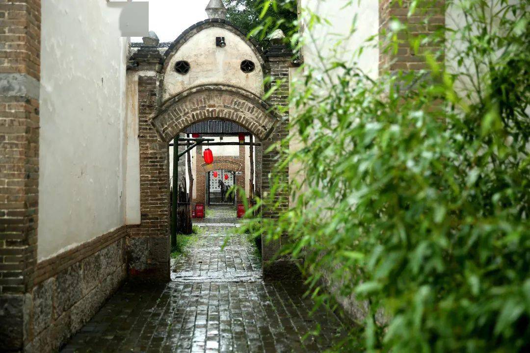 青石鋪設(shè)地面