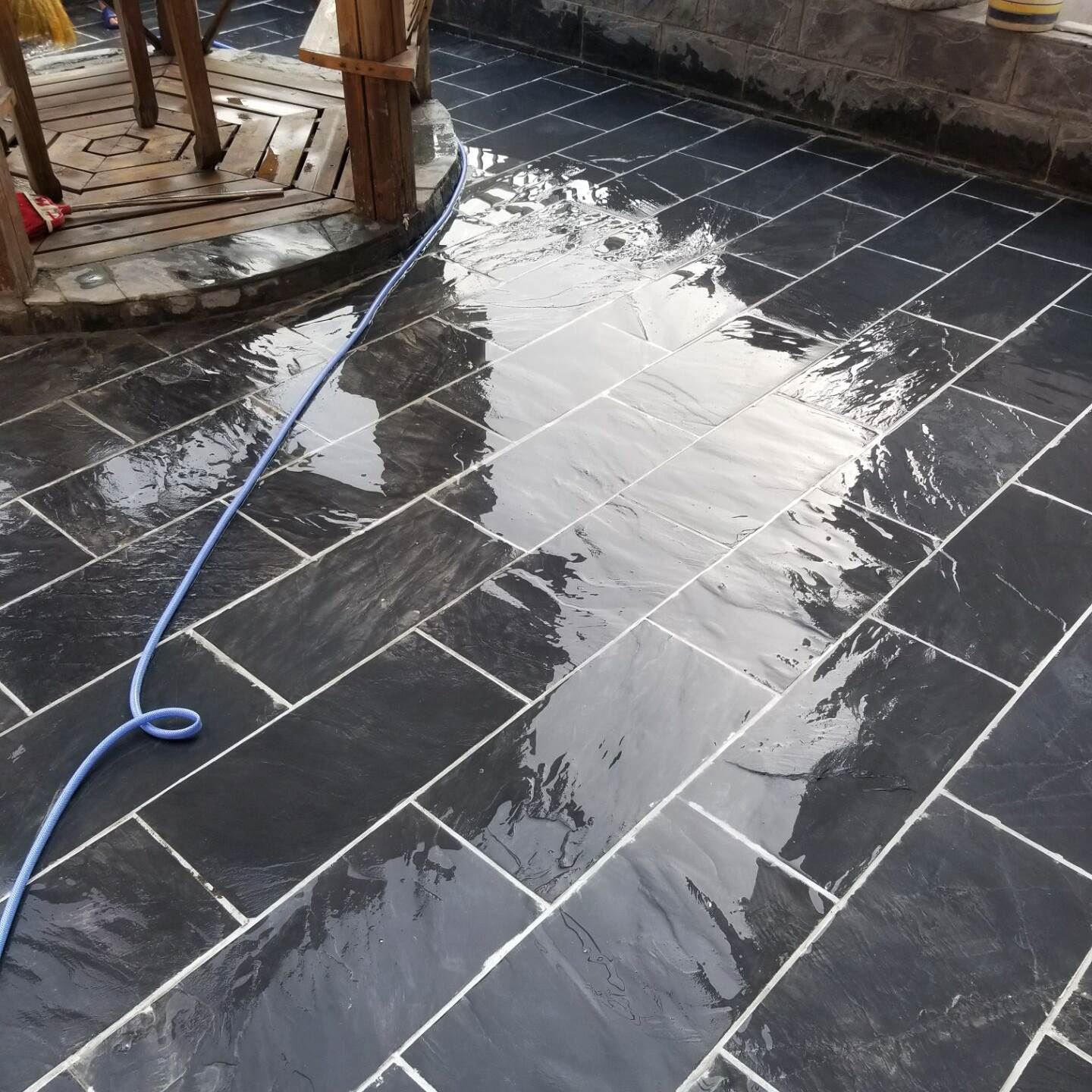 青石鋪設(shè)地面